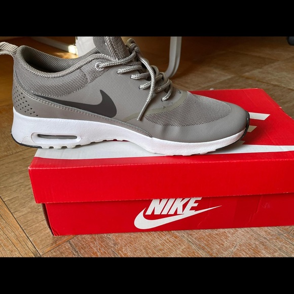 Nike - Picture 2 of 4